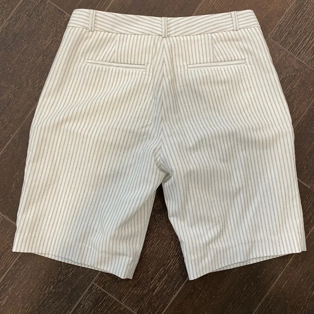 31” W, White with Black Pinstripe Banana Dress Shorts Size 0 EUC